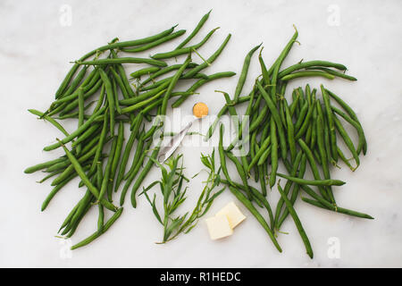 Haricots verts crus et assaisonnements Banque D'Images