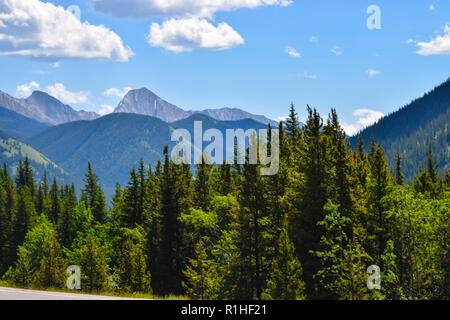 Les pics, vallées, prairies et autres paysage dans les montagnes Rocheuses du Canada Banque D'Images