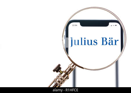 Soleure, Suisse - le 12 novembre 2018 : Julius Baer logo affiché sur un smartphone moderne Banque D'Images