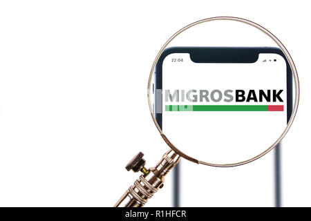 Soleure, Suisse - le 12 novembre 2018 : Banque Migros logo affiché sur un smartphone moderne Banque D'Images