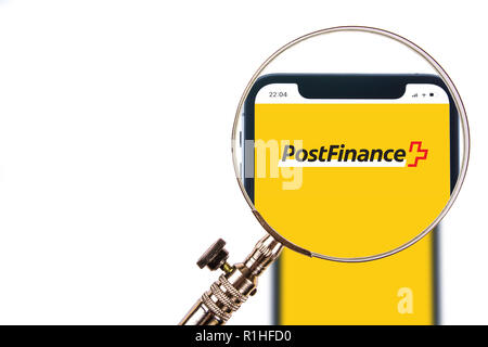 Soleure, Suisse - le 12 novembre 2018 : Postfinance logo affiché sur un smartphone moderne Banque D'Images