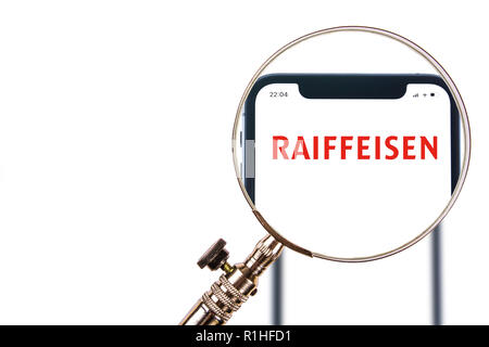 Soleure, Suisse - le 12 novembre 2018 : Raiffeisen Schweiz logo affiché sur un smartphone moderne Banque D'Images