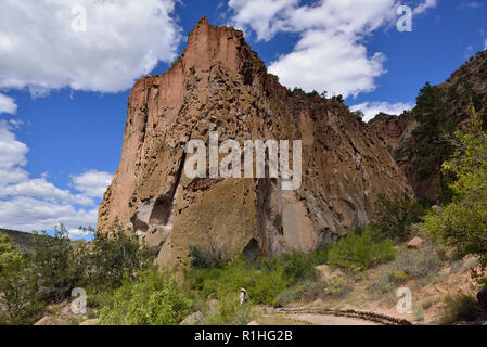 Falaise exposée, habitation, Canyon Frijoles Pajarito Plateau, Bandelier National Monument, New Mexico 69416 180924 Banque D'Images