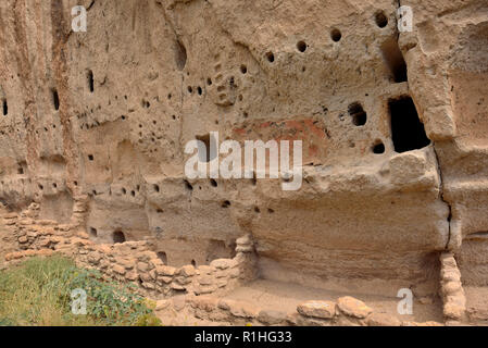 Long House (construite contre la paroi du canyon) avec chambres peintes, Frijoles Canyon, Pajarito Plateau, Bandelier National Monument, New Mexico 69421 180924 Banque D'Images