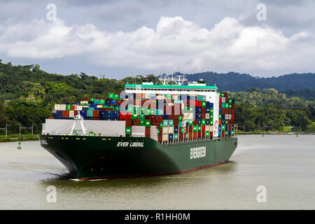 Porte-conteneurs MV jamais libéral dans le lac Gatun dans le canal de Panama. Banque D'Images