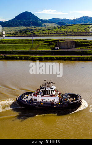 CP tug boat Dolega dans le lac Gatun dans le canal de Panama. Près de Pedro Miguel serrures. Banque D'Images