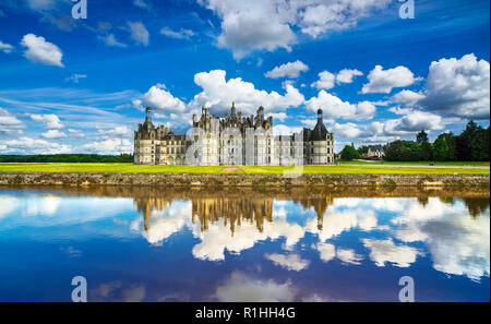 Château de Chambord, château royal français médiéval et la réflexion. Vallée de la Loire, France, Europe. Site du patrimoine de l'Unesco. Banque D'Images