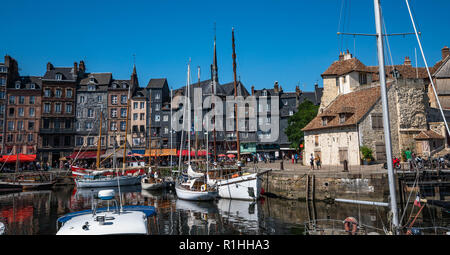 Port de Honfleur en Normandie France avec voiliers amarrés en face de maisons historiques dans la vieille ville. Banque D'Images