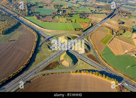 Kamen contre échange, A2 L'autoroute A1, Tangente, trèfle, champs, prés, champs, pont de l'autoroute, Derne, Kamen, Ruhr, Nordrhein-Westfalen, Allemagne, DE Banque D'Images