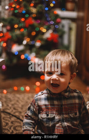 Bébé Garçon jouant à la maison durant les vacances de Noël Banque D'Images