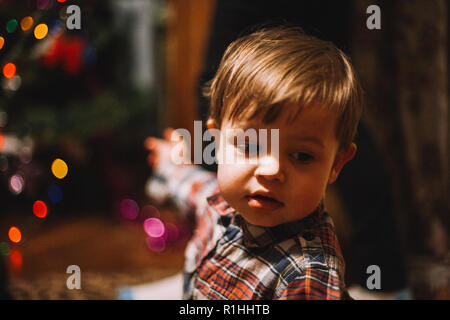 Bébé Garçon jouant à la maison durant les vacances de Noël Banque D'Images