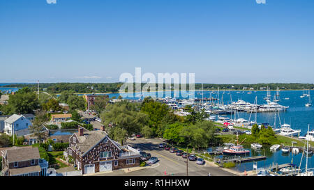 Vue aérienne d'une partie de la rue Bay et marina à Sag Harbor, NY Banque D'Images