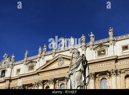 Statue de Saint Paul à l'épée au Vatican en face de la Basilique Saint-Pierre de Rome, Italie Banque D'Images