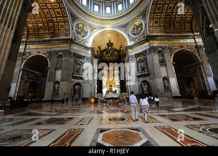 Le bel intérieur de la Basilique Saint-Pierre au Vatican city. Banque D'Images