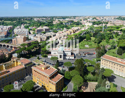 Vues de Rome du haut de la coupole de la Basilique Saint-Pierre au Vatican. Banque D'Images