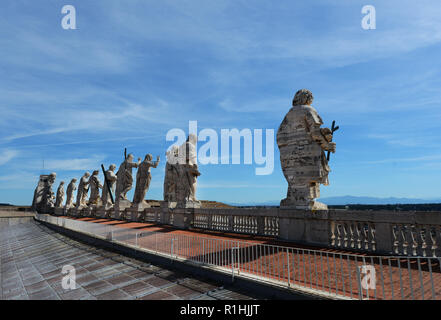 Sculptures du Christ Rédempteur et les Apôtres sur le sommet de la Basilique Saint-Pierre au Vatican. Banque D'Images