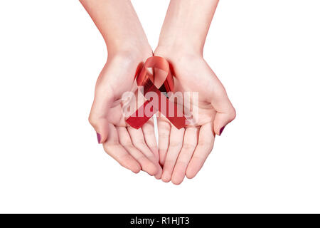 Ruban rouge sur le Vih Sida femme mains isolated over white background. La journée mondiale de lutte contre le sida Banque D'Images
