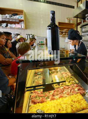 La populaire Bonci la pizza sur la Via Della Meloria à Rome. Banque D'Images