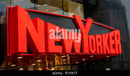 Braunschweig, Allemagne, le 4 novembre., 2018 : Logo et le lettrage de la société de vente allemande de textiles bon marché, 'New Yorker'. Banque D'Images