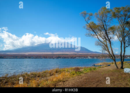 Le Mont Fuji et le lac Yamanaka à Yamanashi, Japon Banque D'Images
