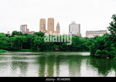 Le lac de Central Park à New York contre l'horizon de Upper West Side un jour nuageux de l'été Banque D'Images