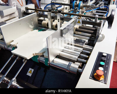 Machine pour la fabrication de boîtes d'emballage en carton Banque D'Images