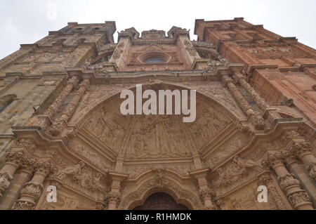 Façade principale de la cathédrale à Astorga. Architecture, Histoire, Camino de Santiago, les voyages, la photographie de rue. Le 1 novembre 2018. Astorga, Léon, Casti Banque D'Images