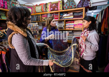 Les Népalais Nasreen Sheikh, fondateur de l'artisanat local des femmes à Katmandou, encourage et forme les jeunes femmes comme couturières dans son atelier de couture dans Golhunga et leur offre un emploi. Les produits, vêtements, serviettes et sacs à main sont vendus dans leur propre boutique dans le quartier touristique de Katmandou. Nasreen expériences reconnaissance avec son projet et reçoit de nombreux dons. Banque D'Images