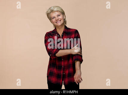 Amazing and cheerful smiling blonde femme en belle chemise à carreaux isolés, studio shot Banque D'Images