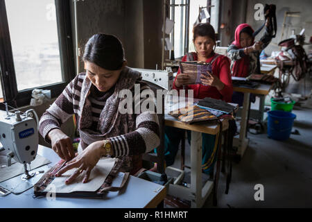 Les Népalais Nasreen Sheikh, fondateur de l'artisanat local des femmes à Katmandou, encourage et forme les jeunes femmes comme couturières dans son atelier de couture dans Golhunga et leur offre un emploi. Les produits, vêtements, serviettes et sacs à main sont vendus dans leur propre boutique dans le quartier touristique de Katmandou. Nasreen expériences reconnaissance avec son projet et reçoit de nombreux dons. Banque D'Images