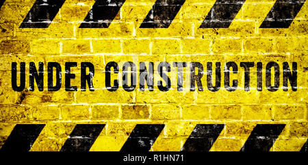 En construction panneau d'avertissement jaune et noir avec bandes sur mur texture background en large format panoramique. Concept pour ne pas entrer dans l'un Banque D'Images