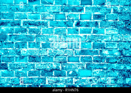 Turquoise bleu cyan ou mur de briques peint avec différents tons et teintes comme motif de fond texture transparente. Banque D'Images