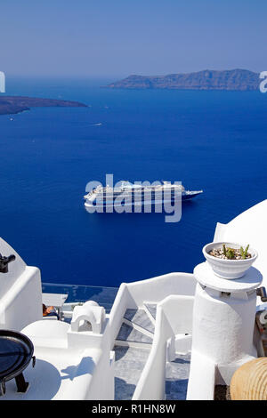 Bateau de croisière Croisières Marella Marella Discovery ancré à Santorini Island dans le sud de la mer Egée Grèce Europe Banque D'Images