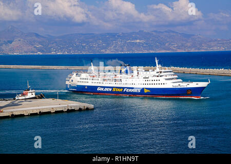 Golden Star Ferries location et de passagers Superferry II quitte le port de Héraklion en Crète Grèce Europe Banque D'Images