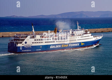 Golden Star Ferries location et de passagers Superferry II quitte le port de Héraklion en Crète Grèce Europe Banque D'Images