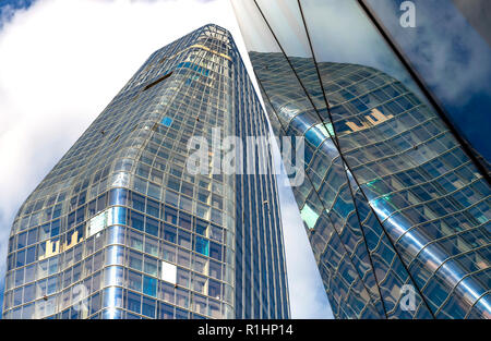 Un Blackfriars Road, Londres, gratte-ciel de verre, ce qui reflète en 240 Blackfriars Road's glass, contre un ciel bleu avec des nuages Banque D'Images