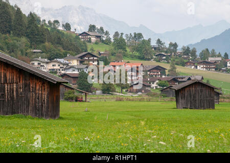 Hangars agricoles sur le flanc de la montagne. Photographié dans la vallée de Stubai, dans le Tyrol, Autriche Banque D'Images