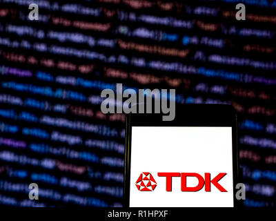 TDK Electronics logo de l'entreprise vu affichée sur téléphone intelligent. TDK Corporation, anciennement TDK Electronics Co., Ltd, est une société d'électronique multinationale japonaise qui fabrique des matériaux électroniques, composants électroniques, et d'enregistrement et de données-support de stockage. Sa devise est "Contribuer à la culture et de l'industrie par le biais de la créativité". Banque D'Images