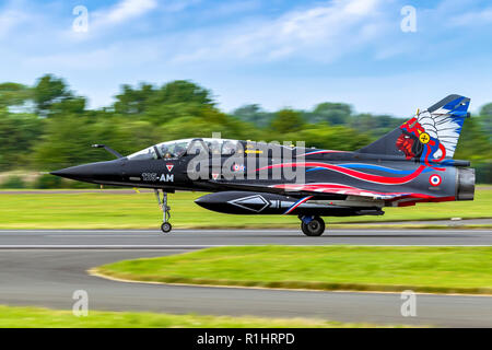 France Air Force en vol du Mirage 2000. Photographié au Royal International Air Tattoo (RIAT) Banque D'Images