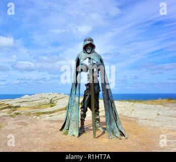 Le Roi Arthur une sculpture en bronze de 8 pi par artiste Rubin Eynon, nommé Gallos Cornish mot pour pouvoir, château de Tintagel péninsulaire de l'île Cornwall,Angleterre,,UK Banque D'Images