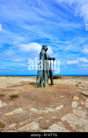 Le Roi Arthur une sculpture en bronze de 8 pi par artiste Rubin Eynon, nommé Gallos Cornish mot pour pouvoir, château de Tintagel péninsulaire de l'île Cornwall,Angleterre,,UK Banque D'Images