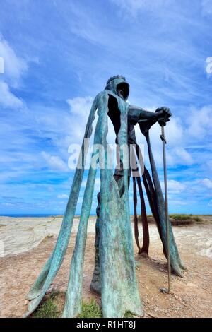 Le Roi Arthur une sculpture en bronze de 8 pi par artiste Rubin Eynon, nommé Gallos Cornish mot pour pouvoir, château de Tintagel péninsulaire de l'île Cornwall,Angleterre,,UK Banque D'Images