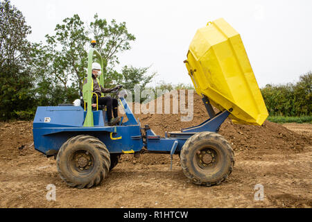 Image de camion dumper avant en chantier de construction. Banque D'Images