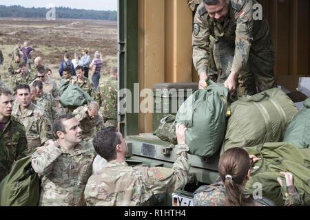 ERMELO, Pays-Bas (sept. 20, 2018) Les soldats américains parachutes dans un chargement de camion de transport allemandes après avoir participé à l'exercice à l'Houtdorperveld Leap Falcon Drop Zone dans le cadre du 74ème anniversaire de l'opération Market Garden. Cette année, la célébration a réuni quelque 750 parachutistes de sept pays différents pour une série d'opérations aéroportées et d'événements pour commémorer la plus grande opération aéroportée de l'histoire. À ce jour, des générations de Dutch se souvenir de la bravoure et le sacrifice de plus de 41 600 soldats des États-Unis, du Royaume-Uni et de la Pologne qui constituent ensemble l'Alli Banque D'Images