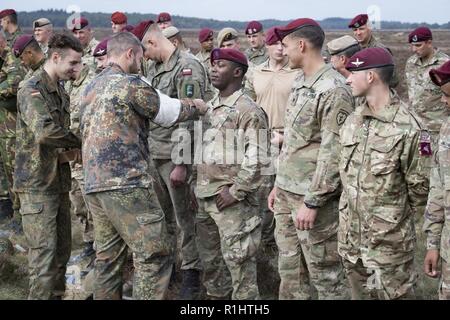 ERMELO, Pays-Bas (sept. 20, 2018), allemand et britannique des soldats suivent l'armée allemande 'ailes' parachute après avoir participé à l'exercice à l'Houtdorperveld Leap Falcon Drop Zone dans le cadre du 74ème anniversaire de l'opération Market Garden. Cette année, la célébration a réuni quelque 750 parachutistes de sept pays différents pour une série d'opérations aéroportées et d'événements pour commémorer la plus grande opération aéroportée de l'histoire. À ce jour, des générations de Dutch se souvenir de la bravoure et le sacrifice de plus de 41 600 soldats des États-Unis, du Royaume-Uni et de la Pologne qui ensemble consti Banque D'Images