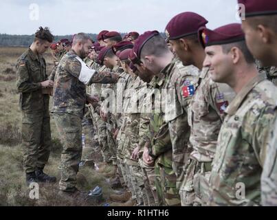 ERMELO, Pays-Bas (sept. 20, 2018), allemand et britannique des soldats suivent l'armée allemande 'ailes' parachute après avoir participé à l'exercice à l'Houtdorperveld Leap Falcon Drop Zone dans le cadre du 74ème anniversaire de l'opération Market Garden. Cette année, la célébration a réuni quelque 750 parachutistes de sept pays différents pour une série d'opérations aéroportées et d'événements pour commémorer la plus grande opération aéroportée de l'histoire. À ce jour, des générations de Dutch se souvenir de la bravoure et le sacrifice de plus de 41 600 soldats des États-Unis, du Royaume-Uni et de la Pologne qui ensemble consti Banque D'Images