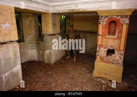 Le Centre de l'armée américaine de l'histoire militaire a accueilli une série de tours du personnel au cours de la Victoire sur la Première Guerre mondiale, il y a des commémorations du centenaire dans le domaine de la Meuse-Argonne la France rurale, le 20 septembre 2018. Chacune des trois tours différents a suivi les mouvements d'un corps de la Force expéditionnaire américaine différente, et le trajet participants sont membres de diverses unités descendant de la réserve de l'armée américaine. Images ici sont de la route I Corps à proximité de la forêt d'Argonne, et inclure les tranchées allemandes, le bunker de Prince Wilhem, un énorme cratère de mine faite par les forces françaises, et la Pennsylvan Banque D'Images