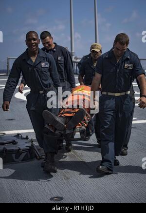 Mer Méditerranée (sept. 20, 2018) les marins d'une simulation de transport du patient pendant une urgence médicale à bord du forage de la classe Arleigh Burke destroyer lance-missiles USS Carney (DDG 64) Le 20 septembre 2018. Carney, l'avant-déployé à Rota, en Espagne, est sur sa cinquième patrouille dans la sixième flotte américaine zone d'opérations à l'appui d'alliés et de partenaires régionaux ainsi que les intérêts de sécurité nationale des États-Unis en Europe et en Afrique. Banque D'Images