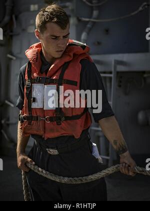 Mer Méditerranée (sept. 20, 2018) Seaman Sundance Dante prépare une ligne d'attrape au cours d'un exercice d'homme à la mer à bord de la classe Arleigh Burke destroyer lance-missiles USS Carney (DDG 64) Le 20 septembre 2018. Carney, l'avant-déployé à Rota, en Espagne, est sur sa cinquième patrouille dans la sixième flotte américaine zone d'opérations à l'appui d'alliés et de partenaires régionaux ainsi que les intérêts de sécurité nationale des États-Unis en Europe et en Afrique. Banque D'Images