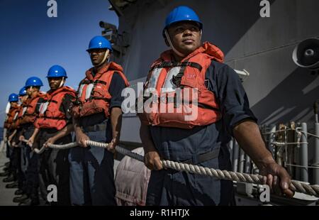 Mer Méditerranée (sept. 20, 2018) marins baisser une recherche et sauvetage nageur au cours d'un exercice d'homme à la mer à bord de la classe Arleigh Burke destroyer lance-missiles USS Carney (DDG 64) Le 20 septembre 2018. Carney, l'avant-déployé à Rota, en Espagne, est sur sa cinquième patrouille dans la sixième flotte américaine zone d'opérations à l'appui d'alliés et de partenaires régionaux ainsi que les intérêts de sécurité nationale des États-Unis en Europe et en Afrique. Banque D'Images